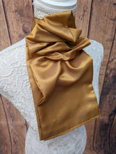 Load image into Gallery viewer, Short gold ruched syock
